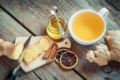 لیمو، عسل و ادویه جات: کدام یک برای گلو درد بهتر است؟
